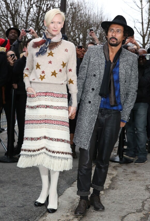 Tilda Swinton et le créateur Haider Ackermann arrivent au Grand Palais pour assister au défilé Chanel haute couture printemps-été 2014. Paris, le 21 janvier 2014.