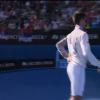 Novak Djokovic imite son entraîneur Boris Becker le 19 janvier 2014 lors de l'Open d'Australie à Melbourne
