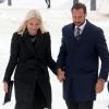 Prévenant, le prince Haakon veut éviter à son épouse une malencontreuse glissade... Le prince Haakon et la princesse Mette-Marit de Norvège assistaient le 20 janvier 2014 à la remise du prix Modèle de l'année 2013 à Musa Anderssen, au Centre Nobel de la Paix à Oslo.