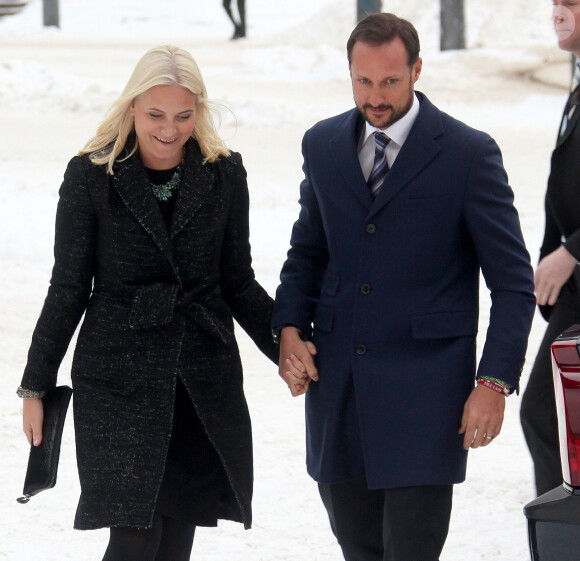 Prévenant, le prince Haakon veut éviter à son épouse une malencontreuse glissade... Le prince Haakon et la princesse Mette-Marit de Norvège assistaient le 20 janvier 2014 à la remise du prix Modèle de l'année 2013 à Musa Anderssen, au Centre Nobel de la Paix à Oslo.