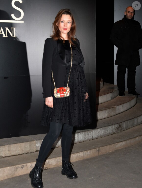 Audrey Marnay, enceinte, lors des arrivées au défilé haute couture printemps/été Giorgio Armani au Palais de Tokyo à Paris le 21 janvier 2014
