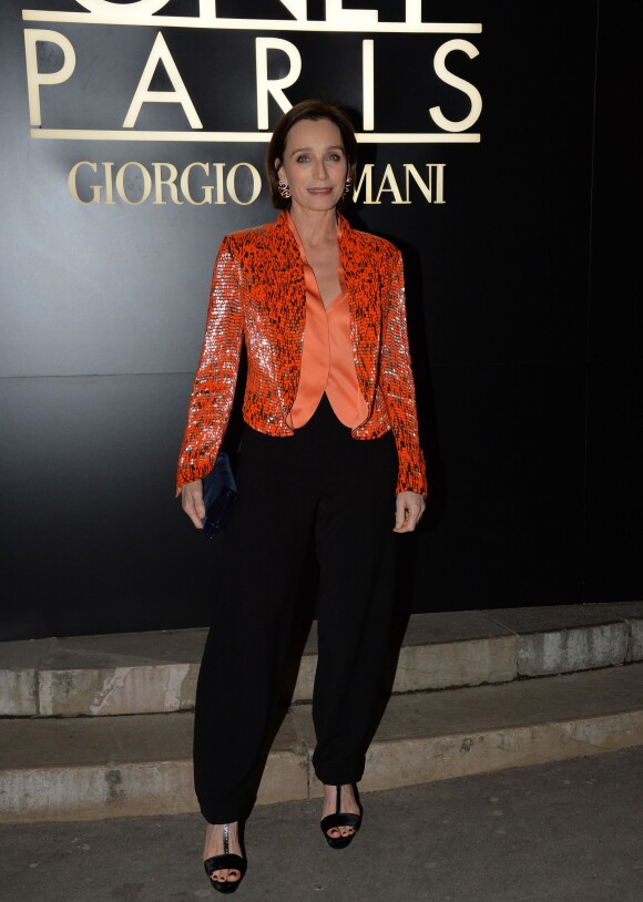 Kristin Scott Thomas lors des arrivées au défilé haute couture printemps/été Giorgio Armani au Palais de Tokyo à Paris le 21 janvier 2014