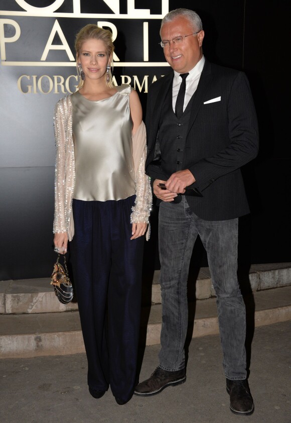 Elena Perminova (enceinte) et son mari Alexander Lebedev lors des arrivées au défilé haute couture printemps/été Giorgio Armani au Palais de Tokyo à Paris le 21 janvier 2014