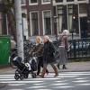 Michael Bublé se promène avec sa femme Luisana Lopilato et leur fils à Amsterdam, le 19 janvier 2014.