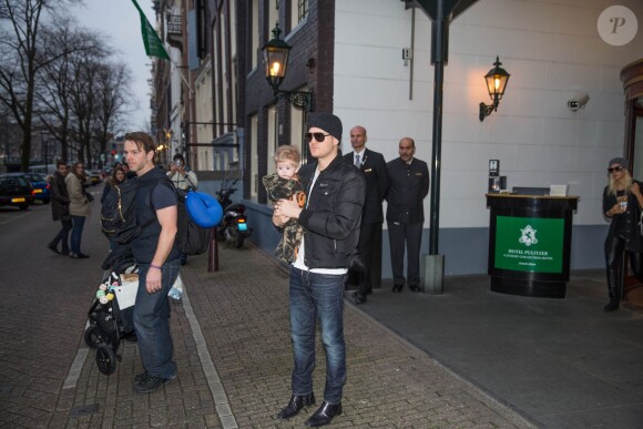 Michael Bublé à Amsterdam avec sa femme Luisana Lopilato et leur fils, le 19 janvier 2013.