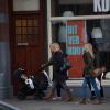 Michael Bublé dans les rues d'Amsterdam avec sa femme Luisana Lopilato et leur fils, le 19 janvier 2013.