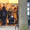 Michael Bublé dans les rues d'Amsterdam avec sa femme Luisana Lopilato et leur fils, le 19 janvier 2013.