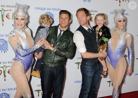 Neil Patrick Harris et son compagnon David Burtka avec leurs enfants lors de la première du spectacle Totem du Cirque du Soleil à Santa Monica, le 21 janvier 2014.