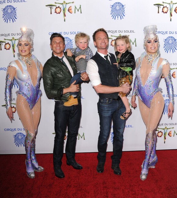 Neil Patrick Harris avec son compagnon David Burtka avec leurs enfants lors de la première du spectacle Totem du Cirque du Soleil à Santa Monica, le 21 janvier 2014.