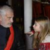Exclusif - Jean-Paul Belmondo déjeune avec sa fillette Stella à La chope des puces de Saint-Ouen, le 19 janvier 2014.