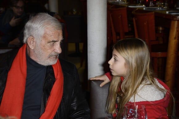 Exclusif - Jean-Paul Belmondo déjeune avec sa fillette Stella à La chope des puces de Saint-Ouen, le 19 janvier 2014.