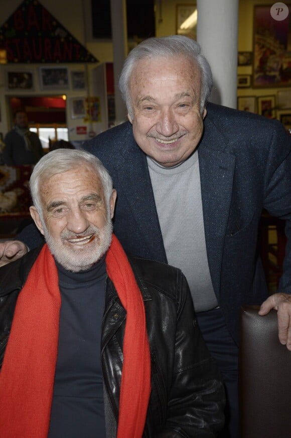 Exclusif - - Jean-Paul Belmondo déjeune avec son ami Marcel Campion à La chope des puces de Saint-Ouen, le 19 janvier 2014.