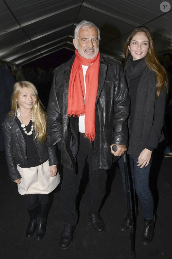 Jean-Paul Belmondo avec sa petite-fille Annabelle Waters Belmondo et sa fille Stella Belmondo à Paris le 28 octobre 2013.