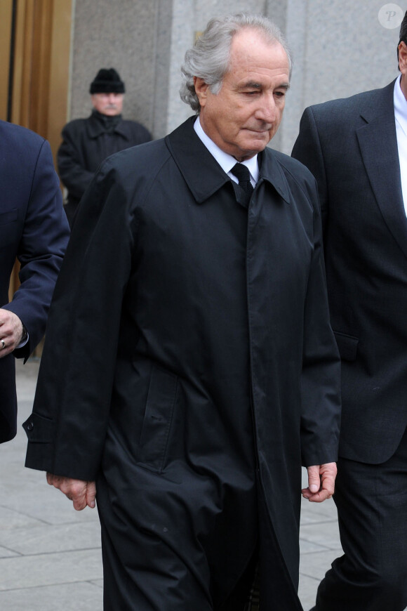 Bernard Madoff quitte la Cour de Justice de New York le 10 mars 2009.