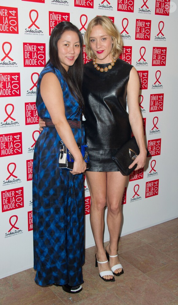 Carol Lim et Chloë Sevigny assistent au Dîner de la mode contre le sida, au pavillon d'Armenonville. Paris, le 23 janvier 2014.