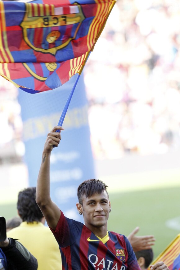 Neymar présenté en tant que nouveau joueur du FC Barcelone au Camp Nou à Barcelone, le 3 juin 2013.