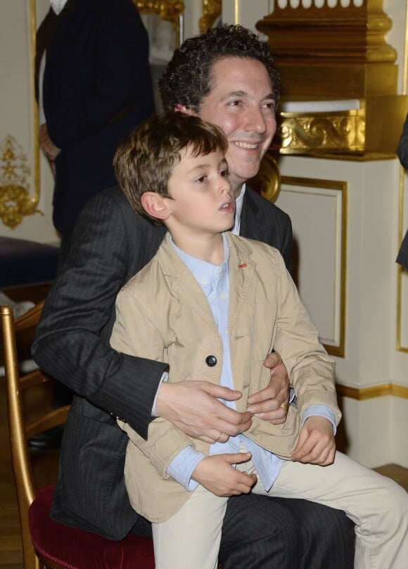 Guillaume Gallienne et son fils Tado à Paris, le 15 octobre 2013.
