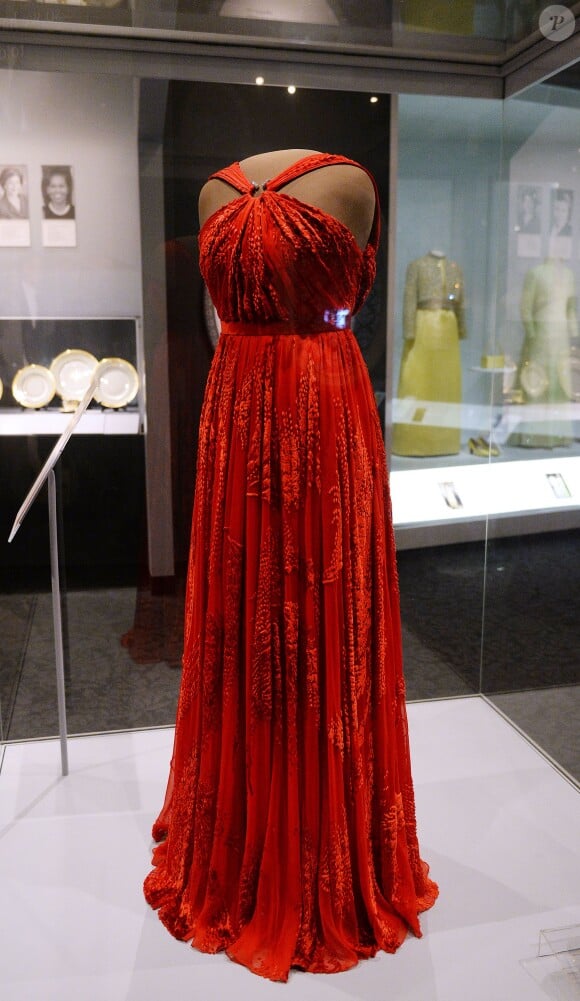 La robe de Michelle Obama, qu'elle portait au deuxième gala d'investiture de son mari Barack Obama, est exposée au Smithsonian Museum de Washington. 24 janvier 2014.