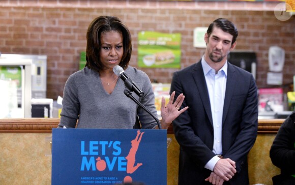 La First Lady Michelle Obama, accompagnée de Nastia Lukin, Michael Phelps et Justin Tuckat chez Subway à Washington, le 23 janvier 2014.
