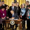 Barack Obama signe un memorandum à Washington, le 22 janvier 2014.