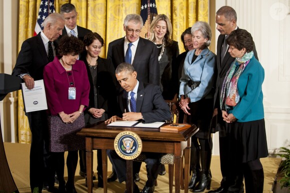 Barack Obama signe un memorandum à Washington, le 22 janvier 2014.