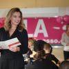 Valérie Trierweiler lit la dictée d'ELA aux élèves de CM2 de l'école Paul Valery à Angers le 18 octobre 2013.