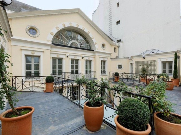 L'hôtel particulier de Gérard Depardieu, situé dans le VIe arrondissement de Paris à Saint-Germain-des-Prés et estimé à 50 millions d'euros a été mis en vente. La prestigieuse demeure, acquise en 2003 et construite au XIXe sicèle, comprenant l'hôtel de Chambon, offre des prestations exceptionnelles et uniques