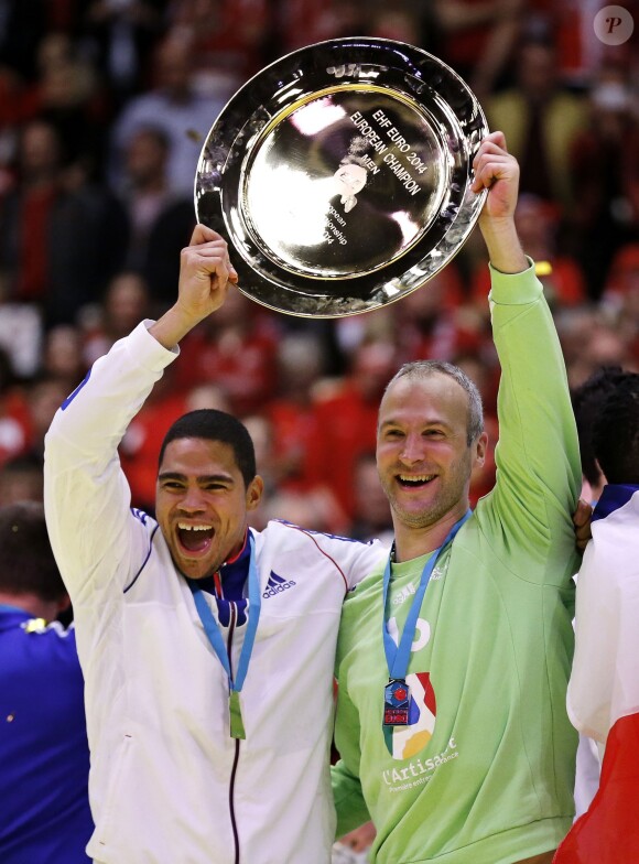 Daniel Narcisse et Thierry Omeyer après la victoire de l'équipe de France de handball, devenue championne d'Europe après avoir battu le Danemark en finale (41-32) à Herning, le 26 janvier 2014