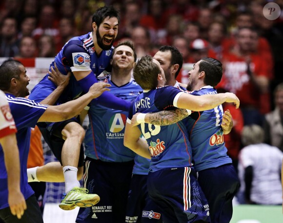 Nikola Karabatic et l'équipe de France de handball, devenue championne d'Europe après avoir battu le Danemark en finale (41-32) à Herning, le 26 janvier 2014