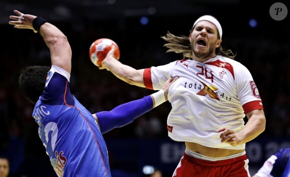 Mikkel Hansen face à Luka Karabatic lors de la victoire de l'équipe de France de handball, devenue championne d'Europe après avoir battu le Danemark en finale (41-32) à Herning, le 26 janvier 2014