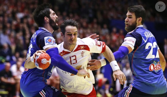 Bo Spellerberg face à Nikola Karabatic et son frère Luka lors de la victoire de l'équipe de France de handball, devenue championne d'Europe après avoir battu le Danemark en finale (41-32) à Herning, le 26 janvier 2014