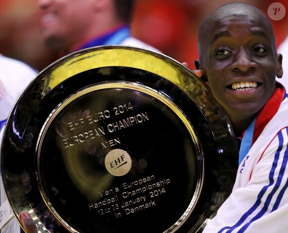 Kevynn Nyokas après la victoire de l'équipe de France de handball, devenue championne d'Europe après avoir battu le Danemark en finale (41-32) à Herning, le 26 janvier 2014