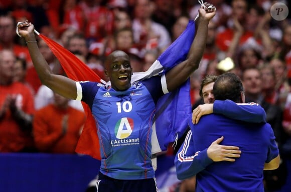 Kevynn Nyokas après la victoire de l'équipe de France de handball, devenue championne d'Europe après avoir battu le Danemark en finale (41-32) à Herning, le 26 janvier 2014