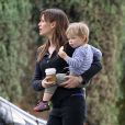 Jennifer Garner s'éclate au parc avec son fils Samuel, Westwood, Los Angeles, le 24 Janvier 2014.