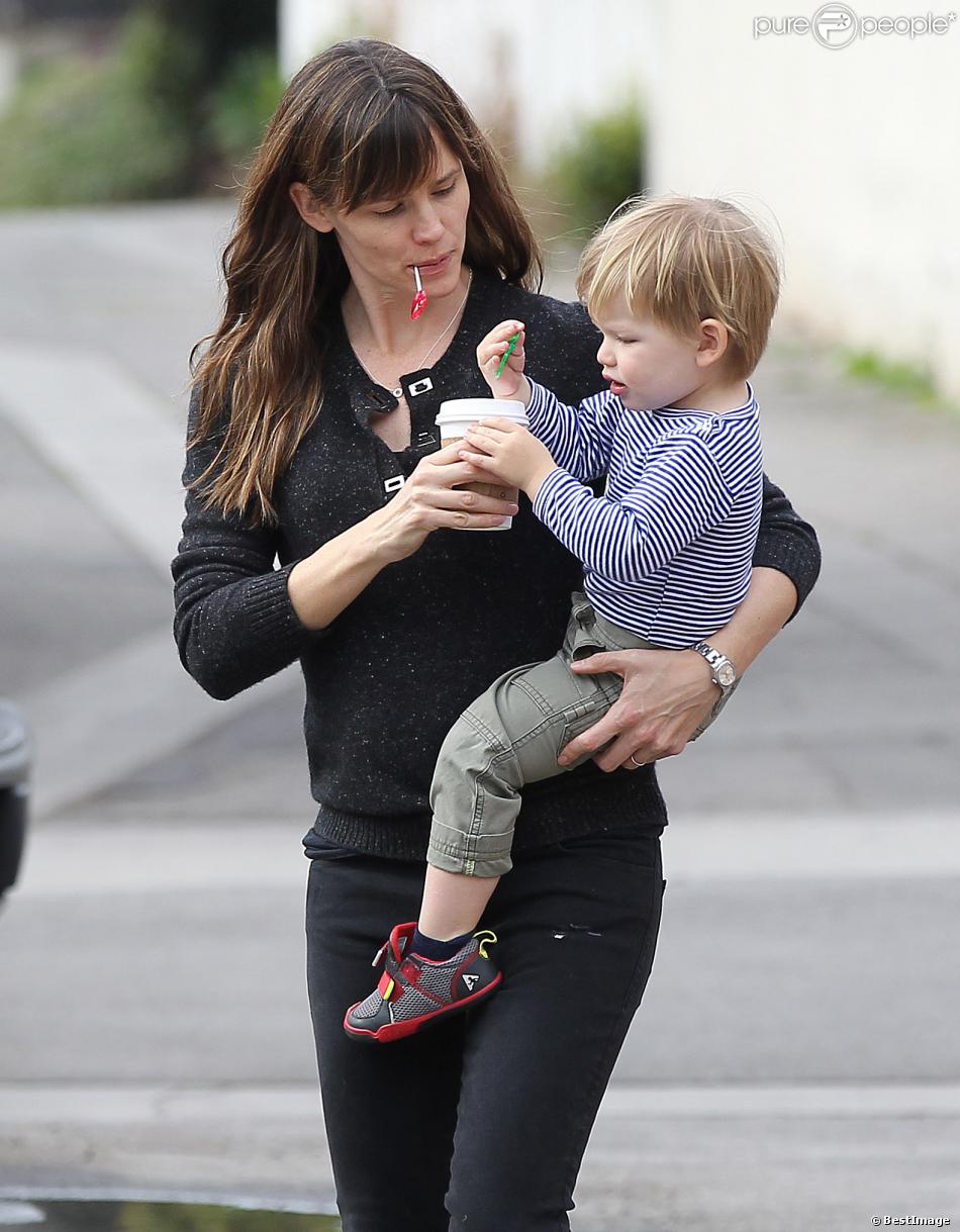 Jennifer Garner se balade avec son fils Samuel à Los Angeles, le 24 Janvier 2014.