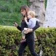Jennifer Garner s'éclate au parc avec son fils Samuel, Westwood, Los Angeles, le 24 Janvier 2014.