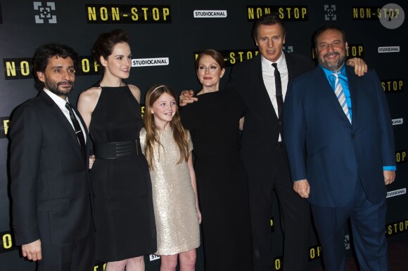 Michelle Dockery, Julianne Moore, Liam Neeson et l'équipe du film lors de l'avant-première du film Non-stop à Paris au Gaumont Opéra le 27 janvier 2014