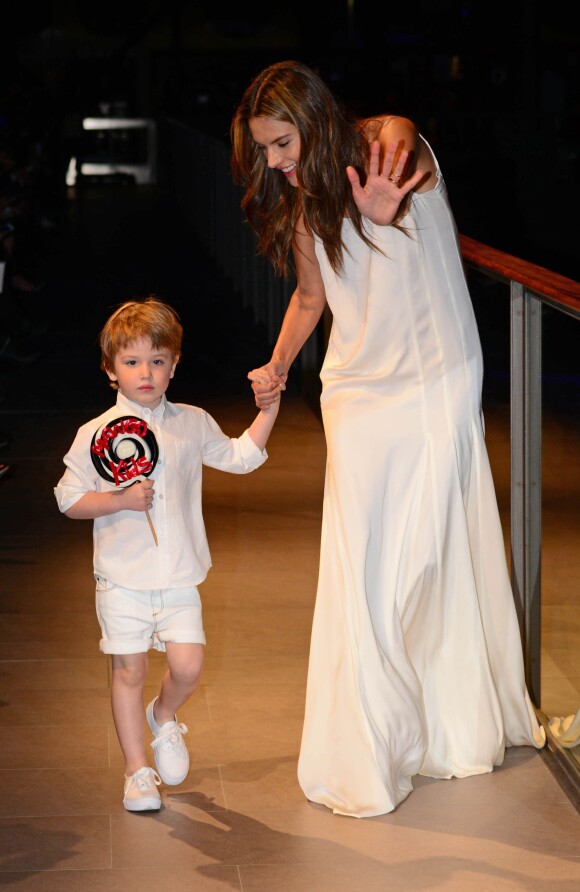 Alessandra Ambrosio, ravissante en robe blanche et en adorable compagnie lors du défilé pour Mango et sa présentation automne-hiver 2014 à Barcelone. Le 27 janvier 2014.