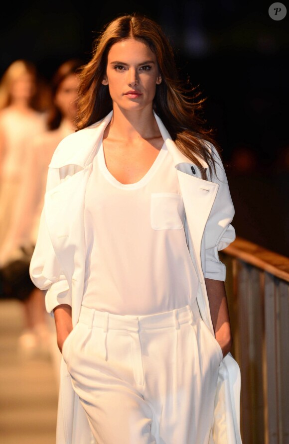 Alessandra Ambrosio défile pour Mango et sa présentation automne-hiver 2014 à Barcelone. Le 27 janvier 2014.