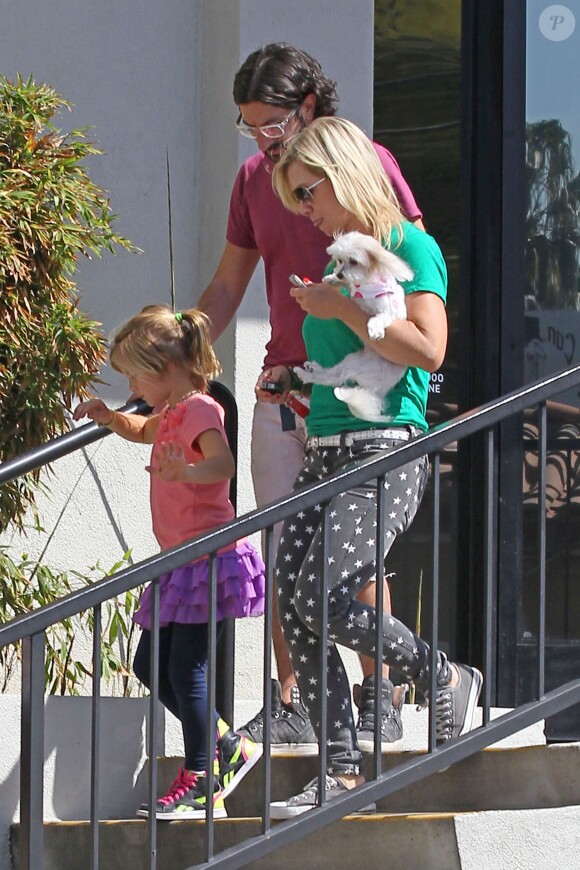 Jennie Garth avec son nouveau boyfriend Jeremy Salken et ses filles avec son chien le 11 avril 2013 à Los Angeles.