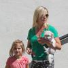 Jennie Garth avec son nouveau boyfriend Jeremy Salken et ses filles avec son chien le 11 avril 2013 à Los Angeles.