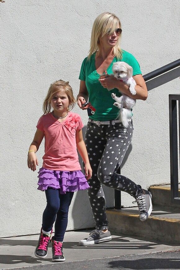 Jennie Garth avec son nouveau boyfriend Jeremy Salken et ses filles avec son chien le 11 avril 2013 à Los Angeles.