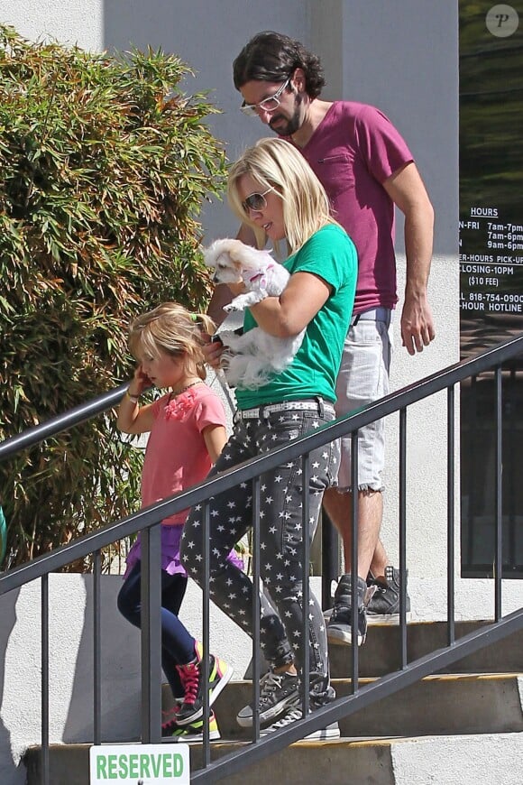 L'actrice Jennie Garth avec son nouveau boyfriend Jeremy Salken et ses filles avec son chien le 11 avril 2013 à Los Angeles.