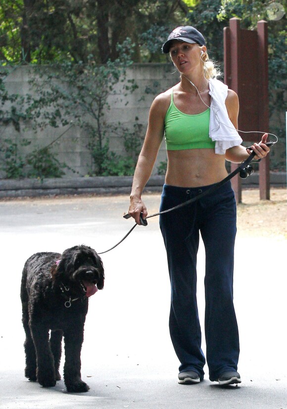 Jennie Garth avec son chien à Los Angeles, le 11 septembre 2012.