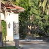 L'ex-villa de Khloe Kardashian et Lamar Odom dans le quartier, achetée par Kaley Cuoco pour la somme de 5 499 000 dollars.