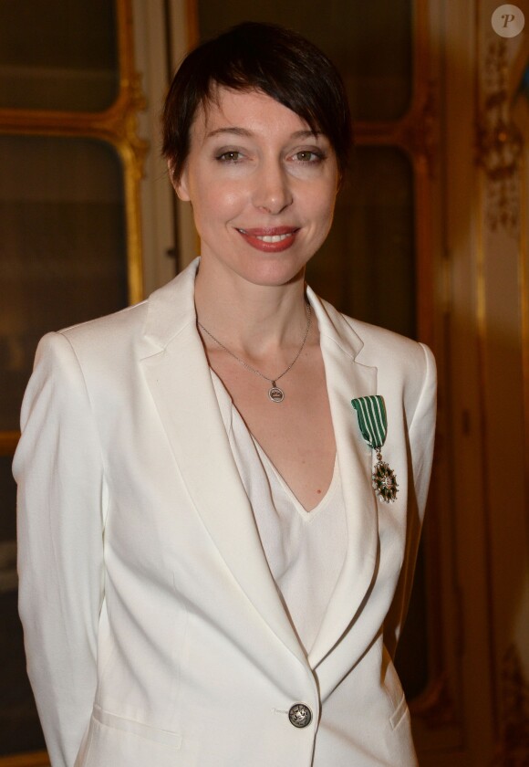 Jeanne Cherhal décorée de l'ordre des Arts et des Lettres par Aurélie Filippetti au ministère de la culture à Paris, le 29 janvier 2014.