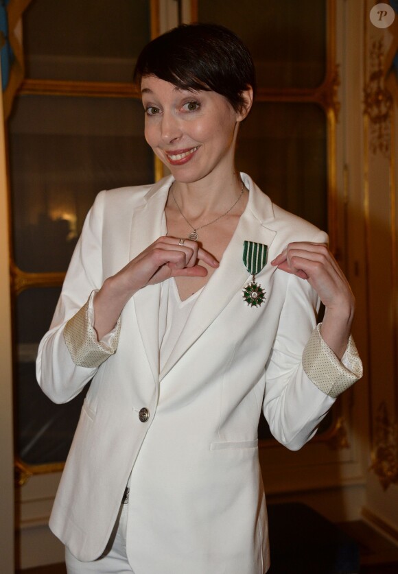 Jeanne Cherhal décorée de l'ordre des Arts et des Lettres par Aurélie Filippetti au ministère de la culture à Paris, le 29 janvier 2014.
