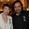 André Manoukian et Jeanne Cherhal reçoivent les Insignes de l'ordre des Arts et des Lettres des mains de la ministre de la Culture Aurélie Filippetti à Paris, le 29 janvier 2014.