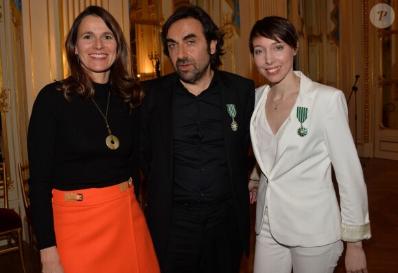 André Manoukian et la chanteuse Jeanne Cherhal reçoivent les Insignes de l'ordre des Arts et des Lettres des mains de la ministre de la Culture Aurélie Filippetti à Paris, le 29 janvier 2014.