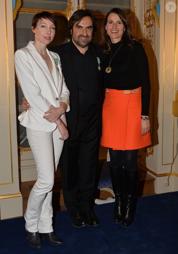 André Manoukian et Jeanne Cherhal reçoivent les Insignes de l'ordre des Arts et des Lettres des mains de la ministre de la Culture Aurélie Filippetti à Paris, le 29 janvier 2014.